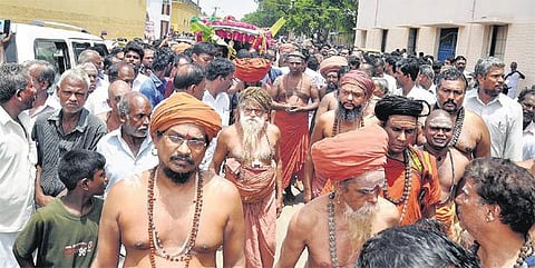 திருப்பனந்தாள் காசி மடம் இணை அதிபர் உடல் அடக்கம்: இறுதி ஊர்வலத்தில் ஏராளமானோர் பங்கேற்பு