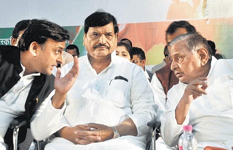 ஜனநாயகம் எனும் குடும்பநாயகம்!