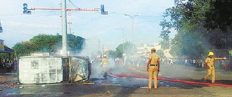 கோவையில் போலீஸ் வாகனத்துக்கு தீ; பெட்ரோல் குண்டு வீச்சு: அச்சத்தில் மக்கள்