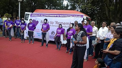 பெங்களூரு முதியவர்களை நெகிழவைத்த தமிழ் இளைஞர்களின் அல்சைமர் விழிப்புணர்வு நாடகம்