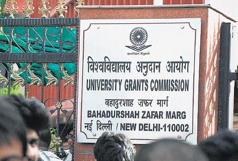 இனிமேல் தங்கள் அதிகார எல்லைக்குள் மட்டுமே பல்கலைக்கழகங்கள் தொலைதூரக்கல்வி படிப்புகளை நடத்த முடியும்: தமிழ்நாடு திறந்தநிலை பல்கலை.க்கு மட்டும் விதிவிலக்கு