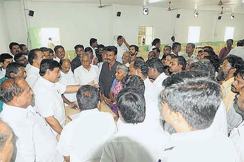 வேட்பாளர் பட்டியலில் அதிருப்தி: அமைச்சரை முற்றுகையிட்டு போராட்டம்