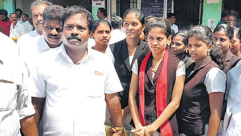 சென்னை 48-வது வார்டில் சட்டக் கல்லூரி மாணவி திமுக சார்பில் மனு