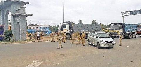 பதற்றமான சூழலைப் பயன்படுத்தி வாகனங்களை அனுமதிக்க பணம் வசூல்: தமிழக, கர்நாடக போலீஸார் மீது மக்கள் குற்றச்சாட்டு