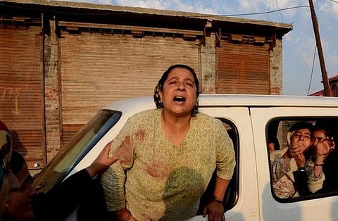 காஷ்மீரில் பெல்லட் குண்டு காயங்களுக்கு சிறுவன் பலியானதால் பதற்றம்: ஸ்ரீ நகரில் ஊரடங்கு நீட்டிப்பு