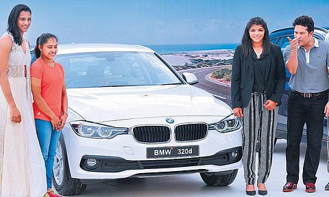 சாலைகள் மோசமாக இருப்பதால் சொகுசுக் காரை திரும்ப ஒப்படைக்கிறார் தீபா கர்மகார்