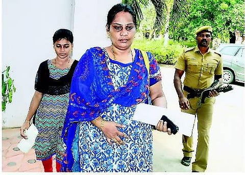 எம்.பி. மீது புகார் கூறிய பெண் பாதுகாப்பு கேட்டு எஸ்.பி.யிடம் மனு