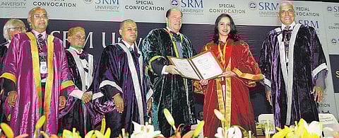 பாட்மிண்டன் வீராங்கனை சாய்னாவுக்கு கவுரவ டாக்டர் பட்டம் எஸ்ஆர்எம் பல்கலை. வழங்கியது; முதுமுனைவர் பட்டம் பெற்றார் நீதிபதி ஏஆர்.லட்சுமணன்