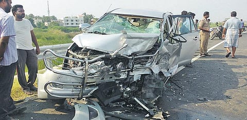 மாமல்லபுரம் அருகே நிகழ்ந்த சாலை விபத்து: கார்கள் நேருக்கு நேர் மோதி 2 பேர் பலி- மற்றொரு விபத்தில் இருவர் மரணம்