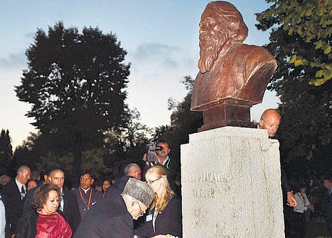 ஹங்கேரியில் தாகூர் சிலைக்கு ஹமீது அன்சாரி மலரஞ்சலி