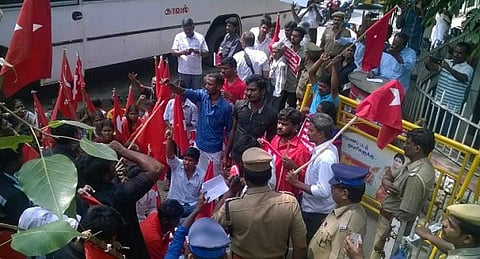 மதுரையில் தபால் நிலையம் முற்றுகை: புரட்சிகர இளைஞர் முன்னணியினர் கைது