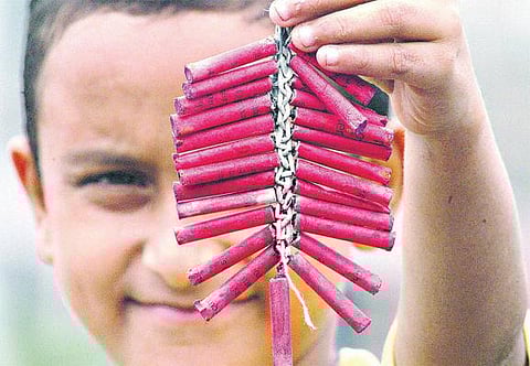 விபத்து இல்லாமல் பட்டாசுகளை வெடிப்பது எப்படி?- மாணவர்களுக்கு செயல் விளக்கம் அளிக்க கல்வி அதிகாரிகளுக்கு உத்தரவு