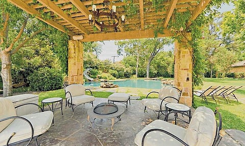 வீட்டுக்கு வெளியே ஓர் அழகான அறை