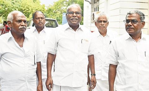 கரும்பு நிலுவைத் தொகை கோரி போராட்டம்: விவசாயிகளுடன் அமைச்சர் பேச்சுவார்த்தை