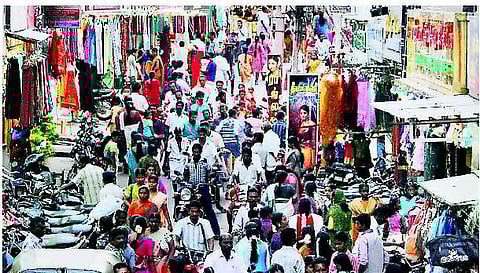 தீபாவளி பொருட்கள் வாங்க கடைவீதிகளில் அலைமோதிய மக்கள்