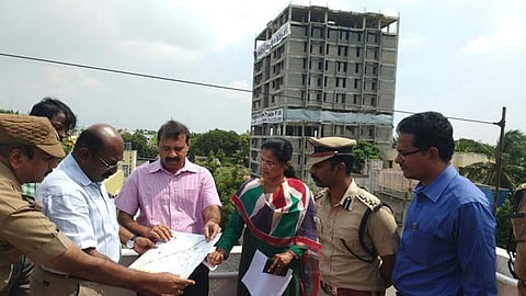 மவுலிவாக்கத்தில் உள்ள 11 மாடி கட்டிடம் நாளை இடிப்பு: ஆட்சியர், அதிகாரிகள் ஆய்வு