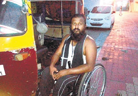 முதுகுத் தண்டுவடம் பாதிக்கப்பட்டதால் அமர முடியாத நிலையிலும் அயராத உழைப்பு: மாற்றுத்திறனாளியின் வியக்க வைக்கும் தன்னம்பிக்கை