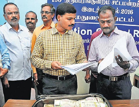 மதுரை, தஞ்சையில் வாகனச் சோதனை: ரூ.1 கோடி நகை, ரூ.96 லட்சம் சிக்கியது- வருமான வரி அதிகாரிகள் விசாரணைக்கு உத்தரவு