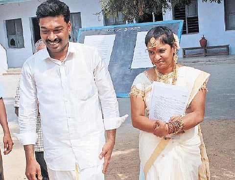 திருமணம் முடிந்தவுடன் டிஎன்பிஎஸ்சி தேர்வு எழுதிய புதுமணத் தம்பதி