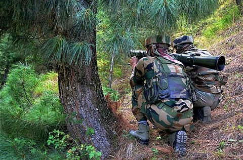 பாகிஸ்தான் அத்துமீறி தாக்குதல் நடத்தியதில் காஷ்மீரில் ராணுவ வீரர்கள் 2 பேர் பலி: கடுமையான பதிலடி கொடுத்ததாக அதிகாரிகள் தகவல்
