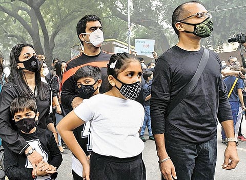 டெல்லியில் காற்று மாசு பிரச்சினை தீவிரம்: முகமூடி வாங்க அலைமோதும் கூட்டம் - பள்ளிகளுக்கு 3 நாள் விடுமுறை அறிவிப்பு