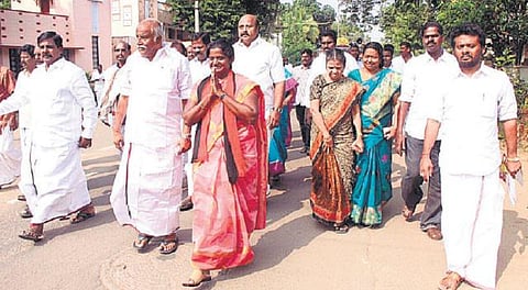 தஞ்சாவூர் சட்டப்பேரவைத் தொகுதியில் 5 வார்டுகளுக்கு ஒரு அமைச்சர் பொறுப்பு: அதிமுகவினர் வீடு வீடாக பிரச்சாரம்