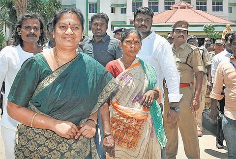 பெண் வழக்கறிஞர் வீடு தாக்கப்பட்ட வழக்கு: சசிகலா புஷ்பா கைதுக்கு தடை விதிக்க உயர் நீதிமன்றம் மறுப்பு