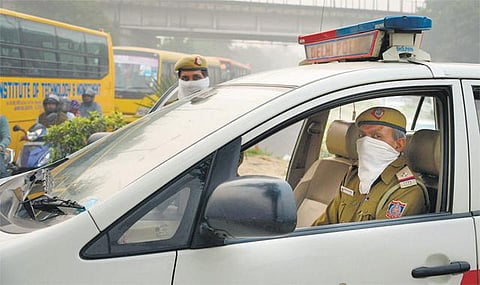 டெல்லியில் காற்று மாசுவைக் கட்டுப்படுத்த அனல் மின் நிலையம், ஆலைகள் மூடல்: பழைய வாகனங்கள் நுழைய தடை