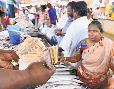 ஐநூறும் ஆயிரமும்... அடுக்கடுக்காய் அவஸ்தைகளும்..!