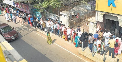 50, 100 ரூபாய் தட்டுப்பாட்டால் மக்கள் அவதி: புதிய ரூ.500 வந்தால்தான் பிரச்சினை தீரும் - வங்கி அதிகாரி தகவல்