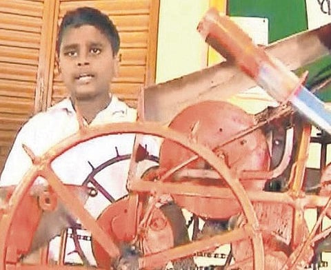 விவசாயிகளின் நண்பனான சிறுவன்!