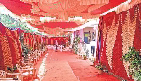 திருமண வீடு போன்று அலங்கரிக்கப்பட்ட வாக்குச் சாவடி: சந்தனம், கற்கண்டு கொடுத்து வாக்காளர்களுக்கு வரவேற்பு