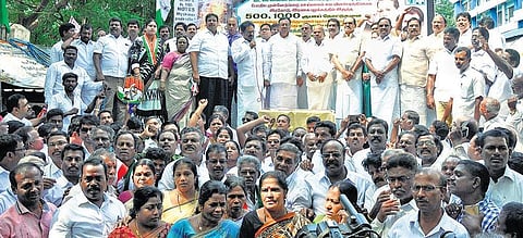 ரூபாய் நோட்டு விவகாரத்தில் மாற்று ஏற்பாடுகளை செய்யாவிட்டால் மக்களின் கோபத்திலிருந்து தப்பிக்க முடியாது: மத்திய அரசுக்கு திருநாவுக்கரசர் எச்சரிக்கை