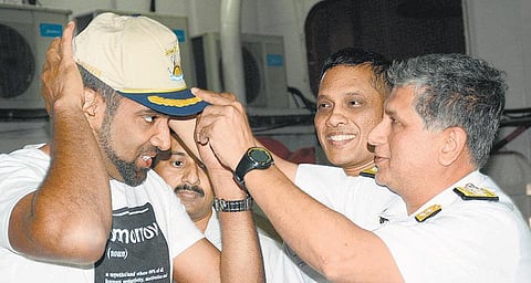 கடற்படை வீரர்களுடன் கலந்துரையாடிய அஸ்வின்