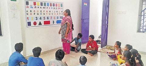 மீட்கப்பட்ட குழந்தைத் தொழிலாளர்களுக்கு எளிமையான கல்வி: பிளக்ஸ் போர்டுகள் மூலம் கற்பிக்கும் கோவை ஆசிரியை