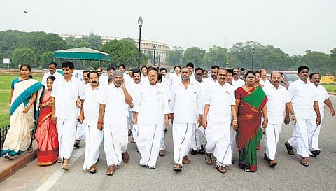 விவசாயிகளுக்கு பயிர்க்கடன் வழங்க வசதியாக தமிழக கூட்டுறவு அமைப்புகளுக்கு ரூ.3 ஆயிரம் கோடியை அளிக்க வேண்டும்: அருண் ஜேட்லியிடம் அதிமுக எம்.பி.க்கள் மனு