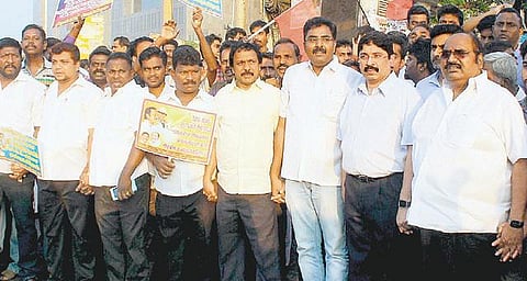 பண மதிப்பு நீக்கத்தை கண்டித்து தமிழகம் முழுவதும் திமுக மனிதச் சங்கிலி போராட்டம்: சென்னையில் ஸ்டாலின், தயாநிதி மாறன் பங்கேற்பு