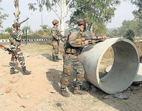 ஜம்முவை உலுக்கிய 2 தாக்குதல் சம்பவங்கள்: ராணுவ மேஜர் உட்பட 7 வீரர்கள் பலி- 6 தீவிரவாதிகள் சுட்டுக்கொலை