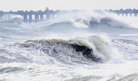 புயல் வலுவிழந்ததால் அபாயம் நீங்கியது: தமிழகம், புதுச்சேரியில் 2 நாள் மழை