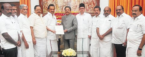 பேரவை குழுக்களை அமைக்க காலம் தாழ்த்தினால் நீதிமன்றம் செல்வோம்: ஆளுநரை சந்தித்த பிறகு எதிர்க்கட்சித் தலைவர் மு.க.ஸ்டாலின் தகவல்