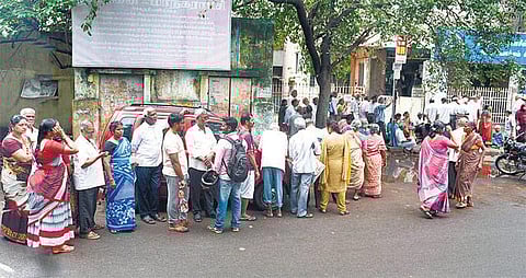 சம்பளத்தை எடுக்க அலைமோதும் கூட்டம்: வங்கிகளில் பணம் இல்லாததால் மக்கள் அவதி