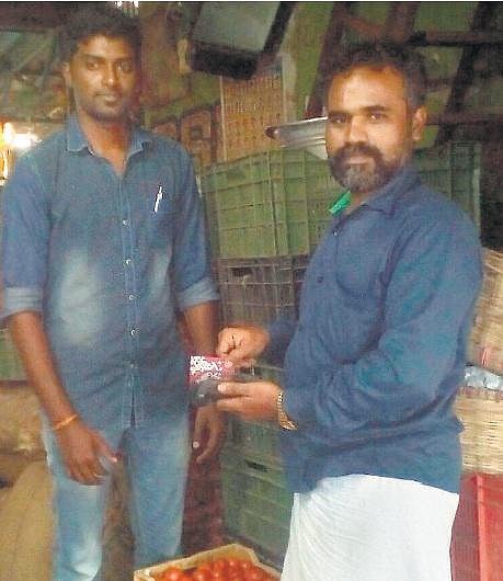 கோயம்பேடு சந்தையில் பாயின்ட் ஆஃப் சேல் இயந்திரங்கள் அதிகரிப்பு: நவீன வர்த்தகத்துக்கு மாறும் காய்கறி வியாபாரிகள்