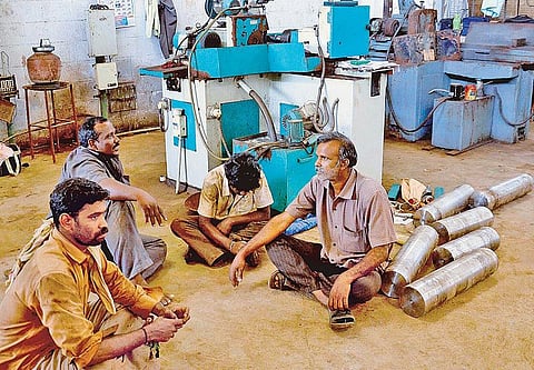 வெள்ளம் வடிந்தாலும் துயரம் தொடர்கிறது