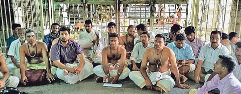 ஏகாம்பரநாதர் கோயிலில் புதிய உற்சவர் சிலைக்கு கும்பாபிஷேகம்: 2,500 ஆண்டு பழமையான சிலையை மாற்ற எதிர்ப்பு- கோயிலில் பக்தர்கள் தர்ணா போராட்டம்