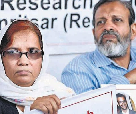 எல்லை தாண்டிய காதல்: பாக். சிறையில் வாடும் மகனை மீட்க பெற்றோர் தவிப்பு