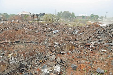 பலியான 19 பேர் குடும்பத்துக்கு ரூ.3 லட்சம் நிவாரணம்: வெடி விபத்து குறித்து உயர்மட்ட குழு விசாரணை- சிபிசிஐடி டிஐஜி, 2 எஸ்பிக்கள் திருச்சியில் முகாம்