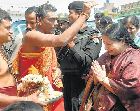 முதல்வர் ஜெயலலிதாவும் மைசூரு சாமுண்டீஸ்வரி கோயிலும்