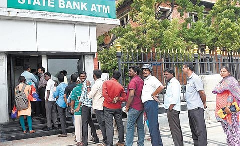 அரசு அறிவிப்பு வெளியாகி ஒரு மாதம் நிறைவு: வங்கி, ஏடிஎம்.களில் தொடரும் பண தட்டுப்பாடு - பொதுமக்கள் கடும் அவதி