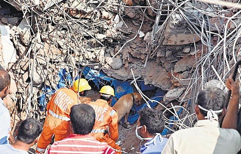 ஹைதராபாத்தில் அடுக்கு மாடி கட்டிடம் இடிந்து விழுந்ததில் 4 பேர் பலி: நவீன கேமரா மூலம் மீட்புப் பணிகள் தீவிரம்