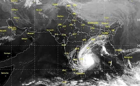 சென்னை அருகே கரையை கடக்கிறது வர்தா புயல்: தமிழ்நாடு வெதர்மேனின் சிறப்புப் பகிர்வு